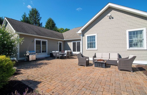 Westerly House | Spacious 5-bedroom house with Pool