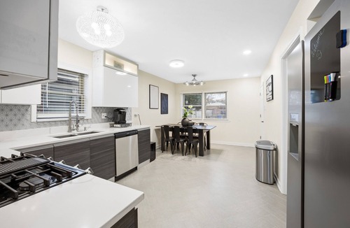West Pullman House | Spacious 5-bedroom house in charming Chicago on a quiet secluded block.