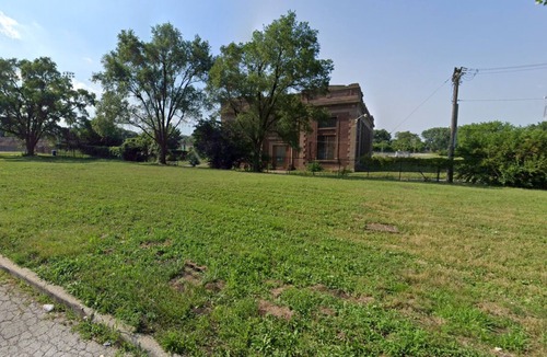 West Pullman House | Spacious 5-bedroom house in charming Chicago on a quiet secluded block.
