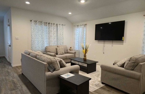 Rosenberg House | Spacious 5-bedroom house with WiFi and AC in charming Richmond.