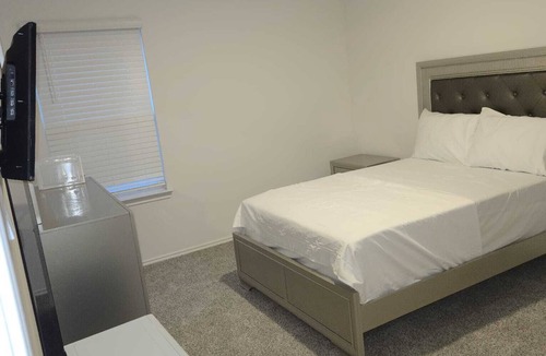 Rosenberg House | Spacious 5-bedroom house with WiFi and AC in charming Richmond.