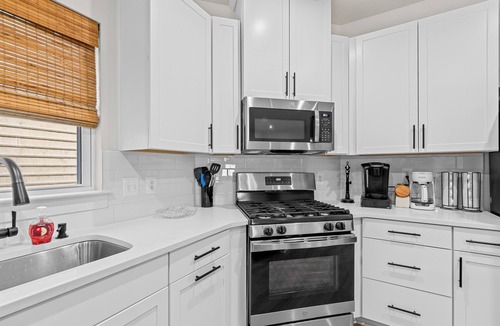 Bayside House | Spacious 5-bedroom house with Golf simulator in Berlin