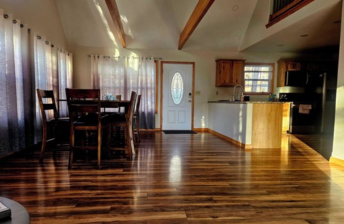 Golden House | Spacious 5-bedroom house on Table Rock Lake. It's a entertainers dream!