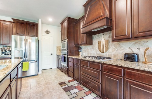 Heath House | Spacious 5-bedroom house in delightful Heath with AC