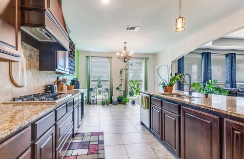 Heath House | Spacious 5-bedroom house in delightful Heath with AC