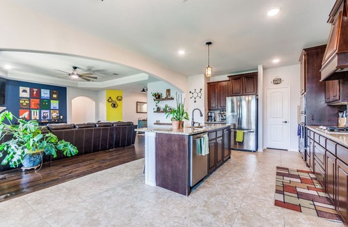 Heath House | Spacious 5-bedroom house in delightful Heath with AC