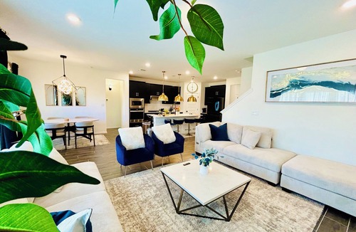 Manor House | Spacious 5-bedroom house with WiFi and AC in delightful Manor