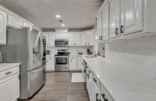 Norman House | Spacious 5-bedroom house in Norman Norman Luxe Retreat. Pool & Hot Tub sleeps 14