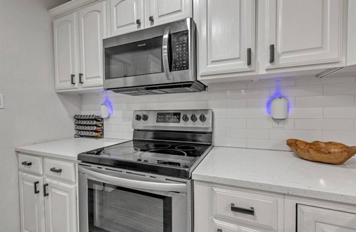 Norman House | Spacious 5-bedroom house in Norman Norman Luxe Retreat. Pool & Hot Tub sleeps 14