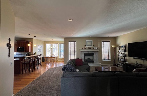 Olathe House | Spacious 5-bedroom house in Olathe. Finished basement and outdoor deck/space.