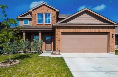 Seguin House | Spacious 5-bedroom house in beautiful Seguin with AC and gym