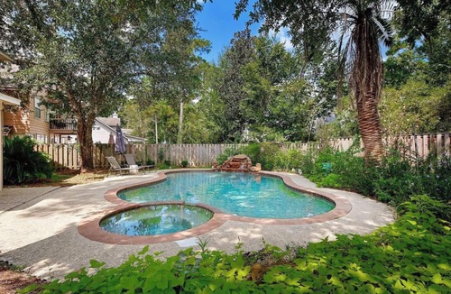 Alden Bridge House | Spacious 5-bedroom house with AC in marvelous Spring with pool and spa