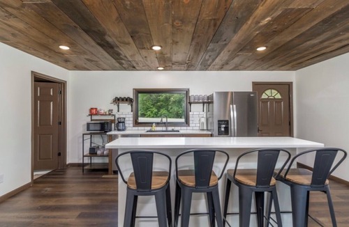 Lebanon Cabin | Spacious 5-bedroom just 1 minute from Bennett Spring State Park!