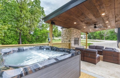 Lebanon Cabin | Spacious 5-bedroom just 1 minute from Bennett Spring State Park!