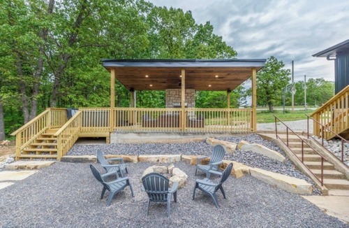 Lebanon Cabin | Spacious 5-bedroom just 1 minute from Bennett Spring State Park!