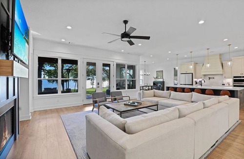 Kemp House | Spacious 5-bedroom Lakehouse on Cedar Creek Reservoir. Sleeps 17 comfortably.