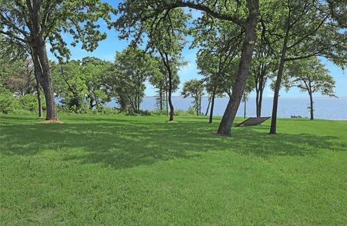 Kemp House | Spacious 5-bedroom Lakehouse on Cedar Creek Reservoir. Sleeps 17 comfortably.