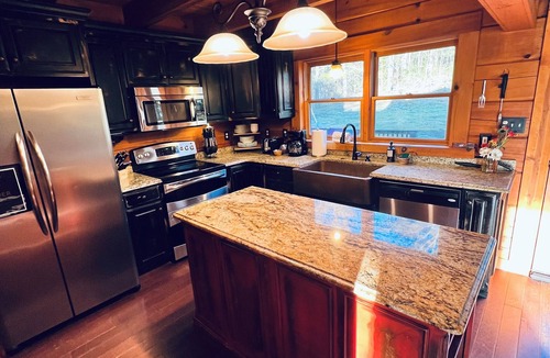 Mount Juliet Cabin | Spacious 5-bedroom lodge on 13 acres in Mt. Juliet near lake and Nashville
