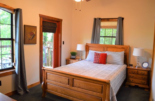 Flippin Cabin | Spacious 5-bedroom lodge in Flippin Ar, on the beautiful White River.