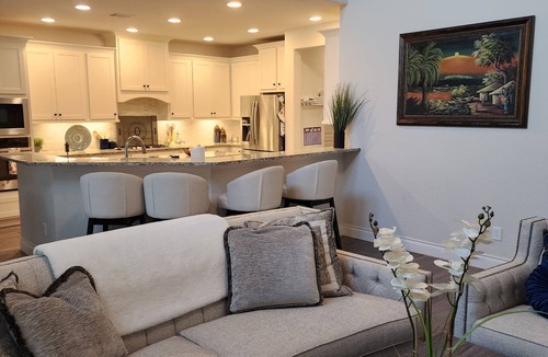 Pecan Grove House | Spacious 5-bedroom Retreat with WiFi, AC