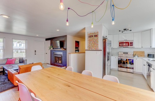 Berkley House | Spacious 5-Bedroom Retreat - Hot Tub - Games