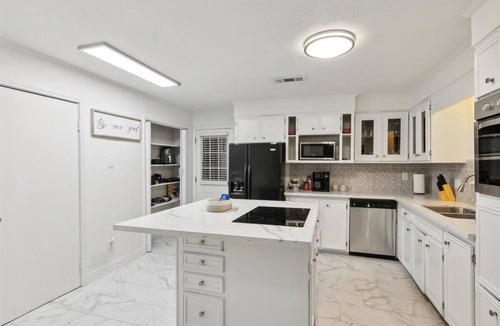 Groves House | Spacious 5-Bedroom Short-Term Rental in Groves, TX