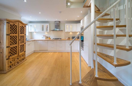 Nettlestone Apartment | Spacious 5 bedroom split level flat with three bathrooms and open plan kitchen living area, sleeps