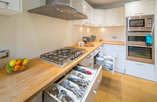 Nettlestone Apartment | Spacious 5 bedroom split level flat with three bathrooms and open plan kitchen living area, sleeps