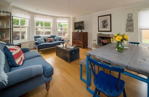 Nettlestone Apartment | Spacious 5 bedroom split level flat with three bathrooms and open plan kitchen living area, sleeps