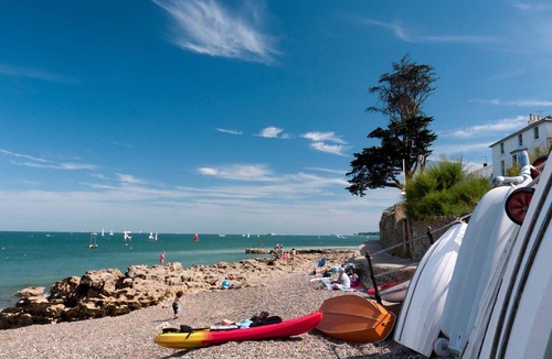 Nettlestone Apartment | Spacious 5 bedroom split level flat with three bathrooms and open plan kitchen living area, sleeps