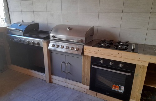 Combrand House | Spacious 5-bedroom townhome in terrific Combrand with WiFi