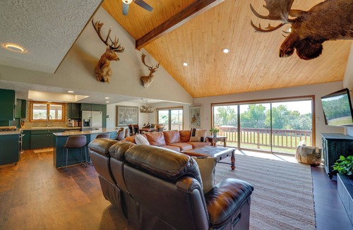 Flora Vista House | Spacious 5-bedroom House with WiFi and Central AC in Quiet Flora Vista