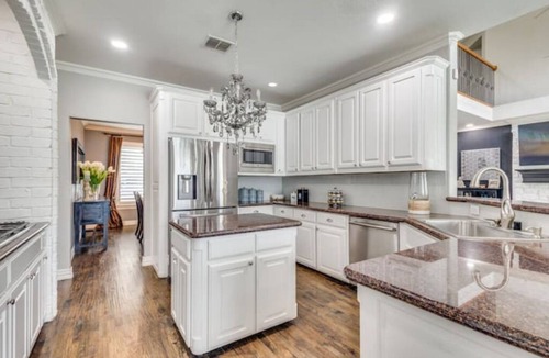 Flower Mound House | Spacious 5-bedroom house with AC. House located near lake in Flower Mound.