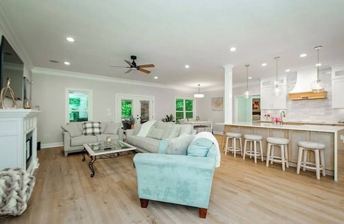 Gainesville House | Spacious 5-bedroom house in charming Gainesville lake side with WiFi, Hot Tub.