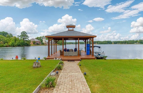 Hattiesburg House | Spacious 5-bedroom lake home with WiFi, AC in charming Hattiesburg
