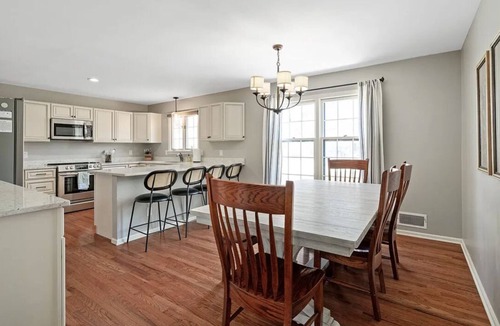 Ward Parkway House | Spacious 5-bedroom house in KC- 20 mins from Arrowhead