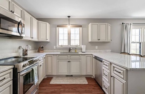 Ward Parkway House | Spacious 5-bedroom house in KC- 20 mins from Arrowhead