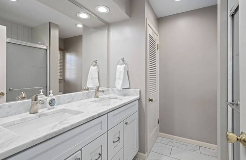 Ward Parkway House | Spacious 5-bedroom house in KC- 20 mins from Arrowhead