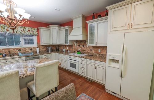 Martinsville House | Spacious 5-bedroom house with WiFi and AC in charming Martinsville