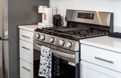 Crystal House | Spacious 5-bedroom house in welcoming Minneapolis with AC