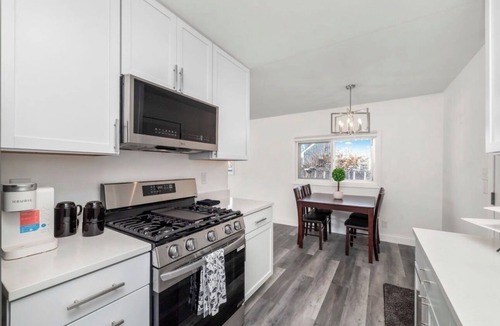 Crystal House | Spacious 5-bedroom house in welcoming Minneapolis with AC