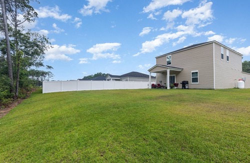 Red Hill House | Spacious 5-bedroom house with WiFi and AC in superb Myrtle Beach.