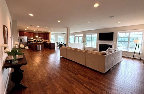 Purcellville House | Spacious 5-bedroom Lakefront View Home