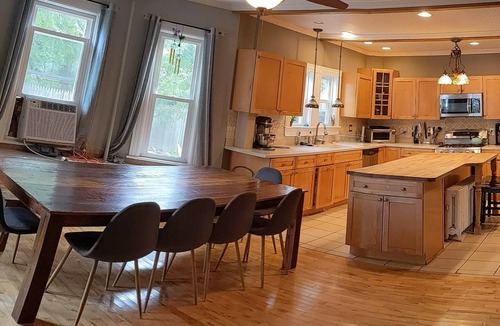 Williamstown House | Spacious 5-bedroom House, Walking Distance to Williams