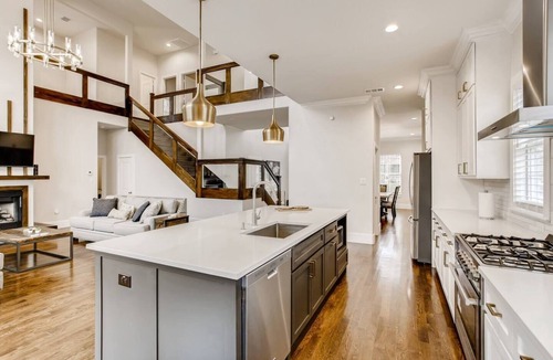 Peak's Suburban Addition Villa | Spacious 5-bedroom villa in Heart of Dallas