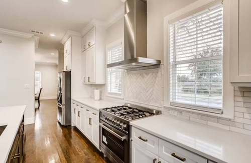 Peak's Suburban Addition Villa | Spacious 5-bedroom villa in Heart of Dallas