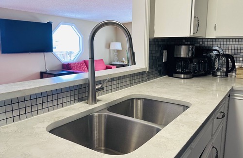 Calgary House | Spacious 5 bedrooms sleep 22