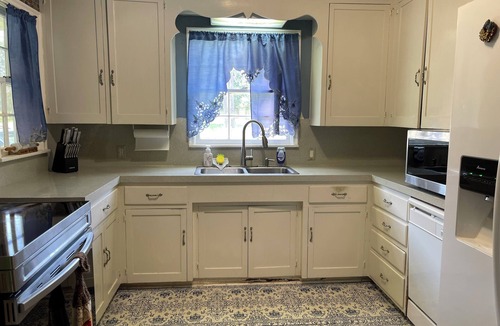 Flint House | Spacious 5 bedrooms with an office, 2 kitchens, and 2 large porches in Flint.