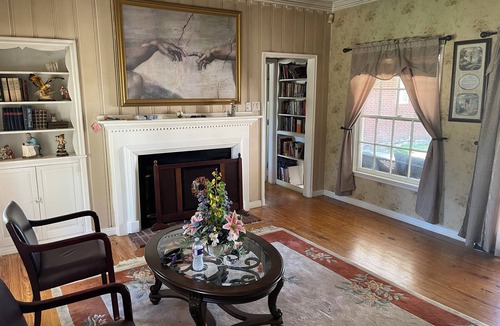 Flint House | Spacious 5 bedrooms with an office, 2 kitchens, and 2 large porches in Flint.