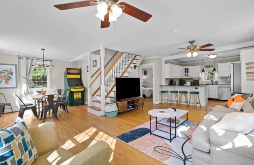Oakdale House | Spacious-5 Beds! 3 Mi to Mohegan